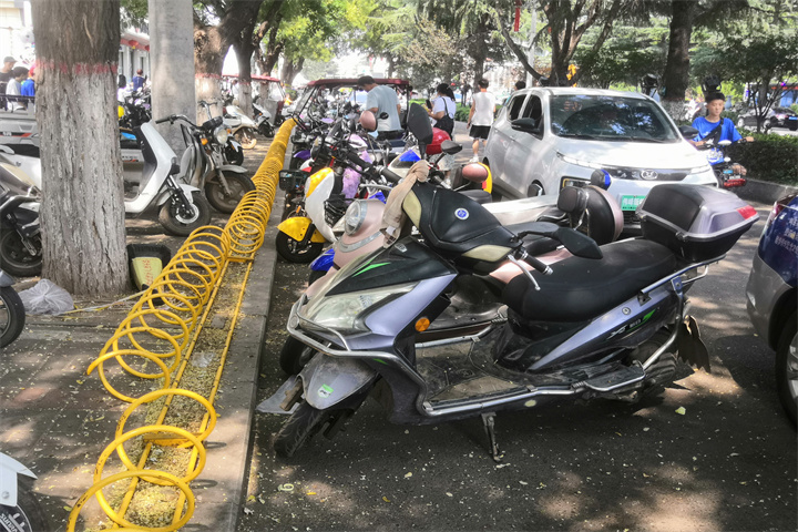 2停放车堵路.jpg