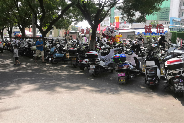 1停放车堵路.jpg